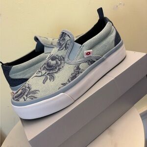 Airwalk! Comfortable walk Shoes sz 6